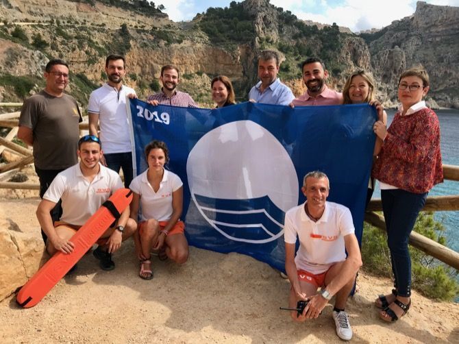 La bandera azul ya ondea en la Cala del Moraig