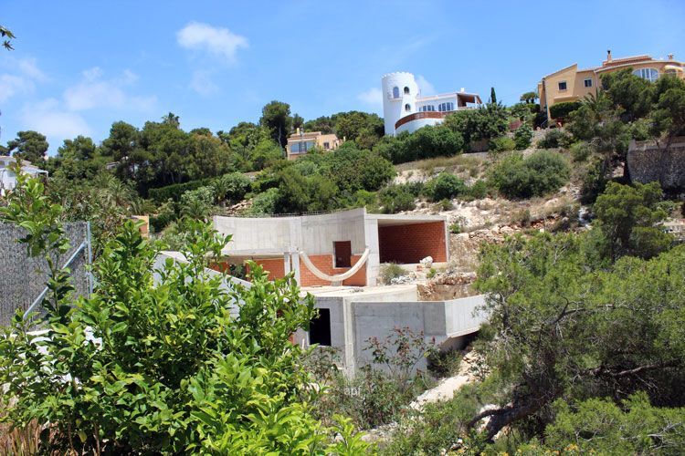 Xàbia gastará 31.000 euros en tirar un  chalet a medio construir en la zona de Costa Nova