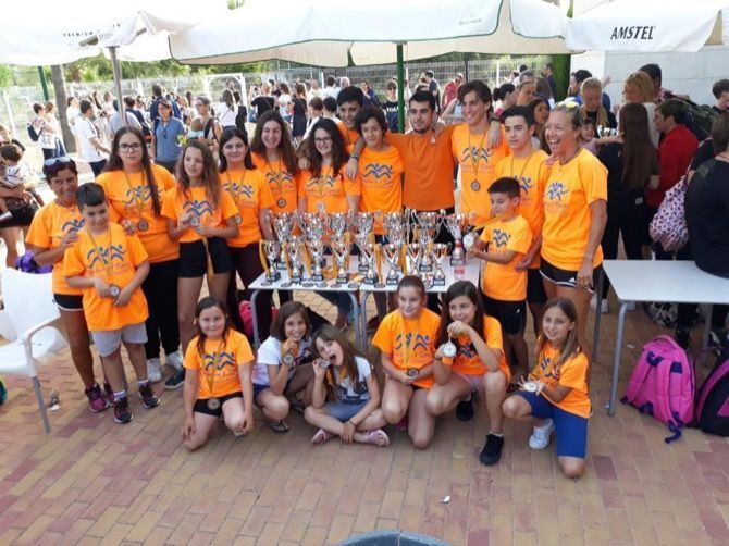 Los jóvenes de natación de Benitatxell consiguen 25 trofeos en las competiciones comarcales