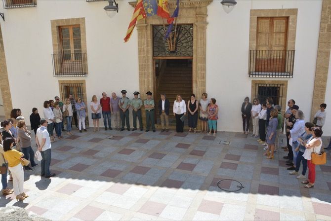 Fotonoticia: Minuto de silencio en Xàbia por una nueva mujer víctima de violencia machista
