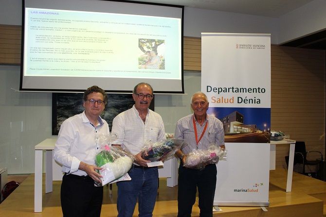 Los enfermeros de Alicante entregan al Hospital de Dénia sus 'almohadas del corazón'