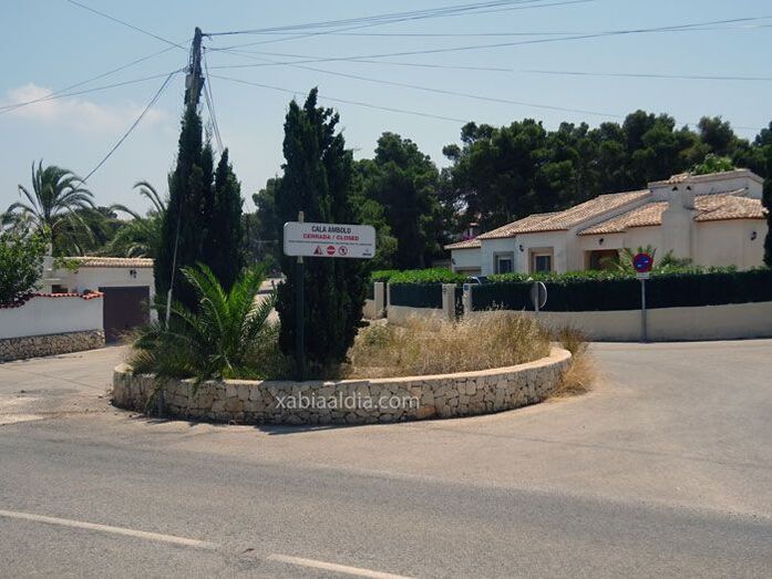 Nuevas señales en Cala Ambolo para que la gente no se cuele