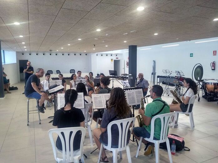 Los músicos de Xàbia precalientan el certamen internacional de Bandas con un intercambio con los de Alberic