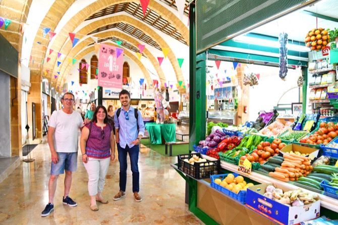Toma de contacto entre Marta Bañuls, Ximo Segarra y los vendedores del Mercat