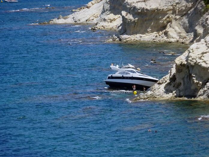 Cuatro días después la barca encallada sigue en la Cala del Francés