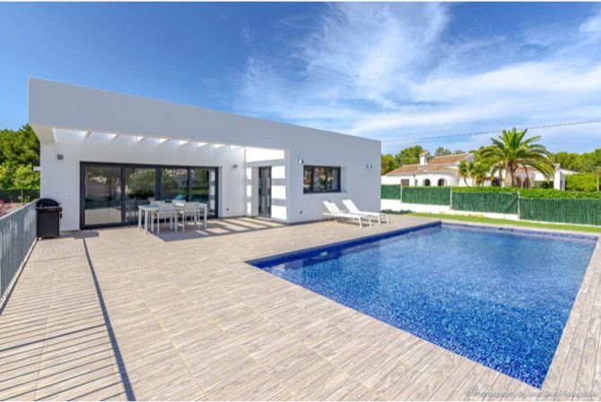 Javea Houses presenta esta villa de nueva construcción con 142 metros construidos