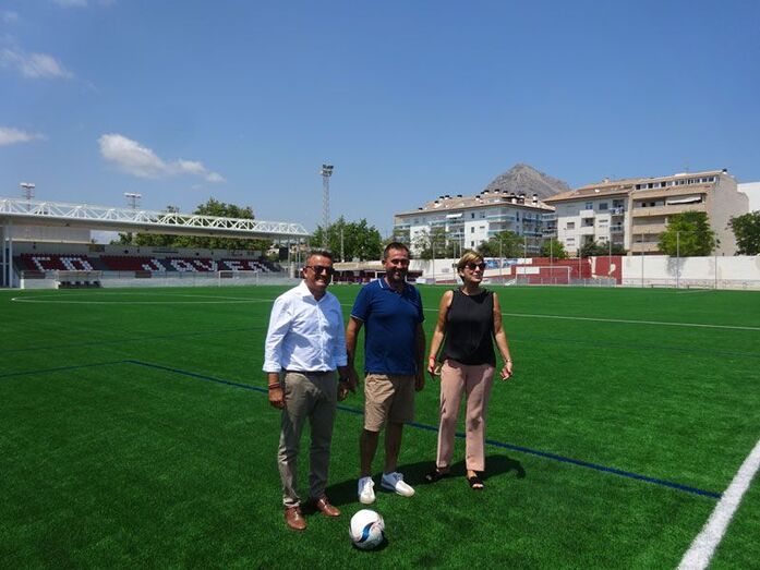 Fotonoticia: Concluyen los trabajos de renovación del césped del campo municipal
