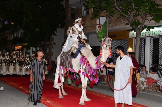 El desfile de gala y el boato de Almoradins cierran las fiestas de Moros y Cristianos 2019