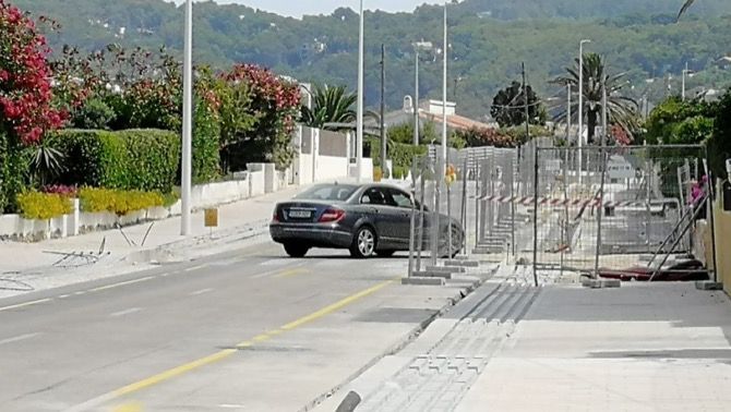 Xàbia cierra la avenida de Ultramar para que la constructora acabe por fin las obras