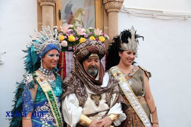 Los Moros i Cristians trasladan la fiesta a todos los rincones del municipio con la Ofrenda a Sant Jaume en el Centro Histórico