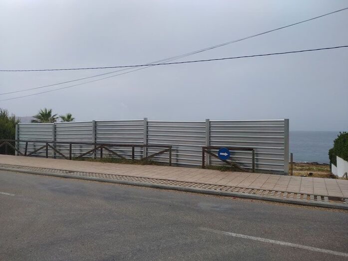 Expediente al propietario de la única parcela libre del II Montañar por cerrarla sin permiso
