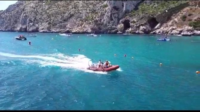Evacúan a una joven de 28 años tras una lipotimia en la cala cerrada de Ambolo