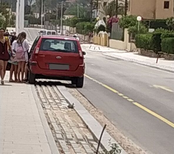 Fotodenuncia: Los vecinos de la avenida Ultramar temen que las nuevas aceras sean ocupadas por coches