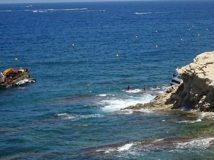 Comienzan los trabajos para rescatar la barca de la Cala del Francés