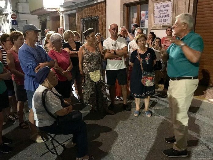 La ruta guiada por Benitatxell a cargo del historiador poblero Pepe Cano atrae a decenas de vecinos y turistas
