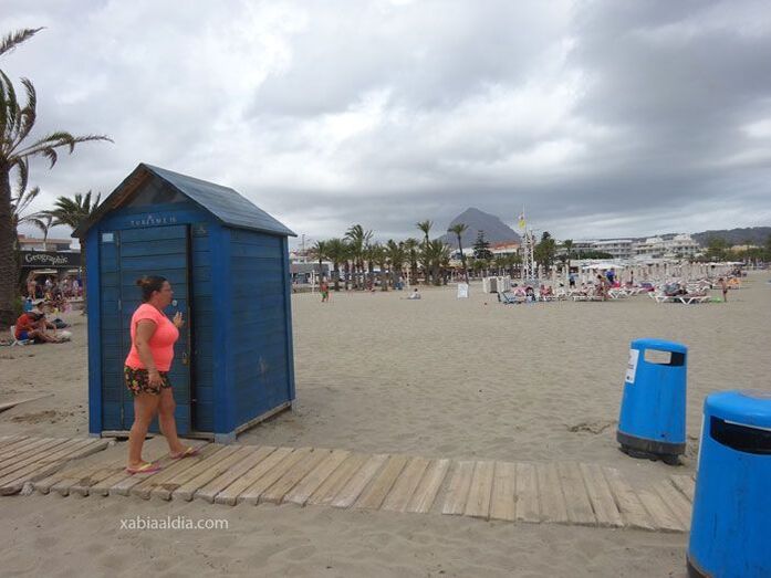 Servicios instala este año sí los vestuarios de la playa del Arenal