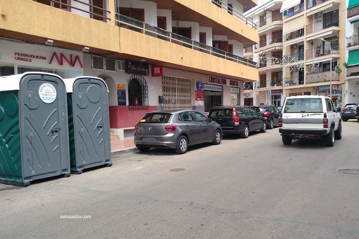 Los comerciantes de Xàbia Port  refuerzan el número de wc’s portátiles durante las fiestas y apela al civismo