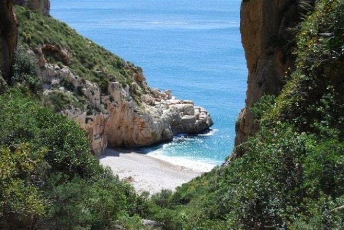 Benitatxell une con una senda la cala Moraig con la cala Testos y el Morro del Roabit