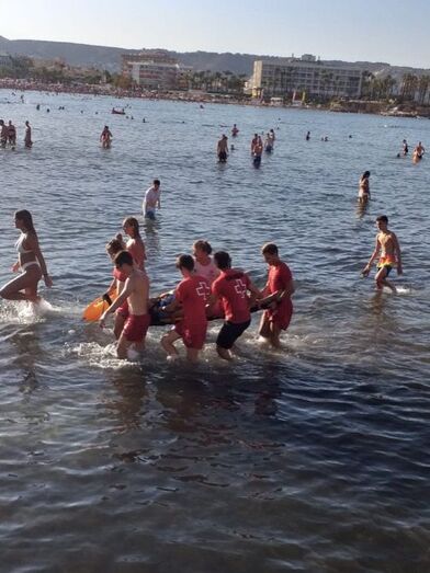 Un bañista se fractura el hombro tras saltar al agua en  una zona de saltos prohibidos del Arenal