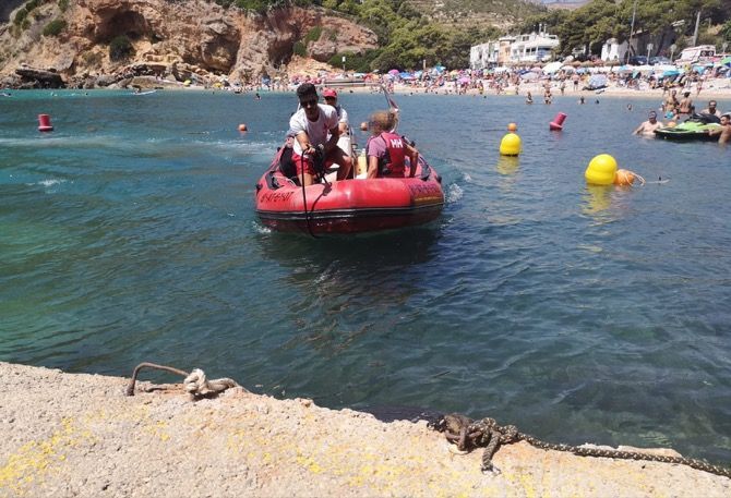 Cruz Roja Xàbia rescata en el mar a tres personas que habían perdido su kayak