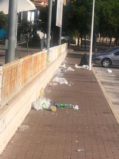 “Tengo el mocho y lejía en la escalera para limpiar todas las mañanas mi puerta tras el botellón”