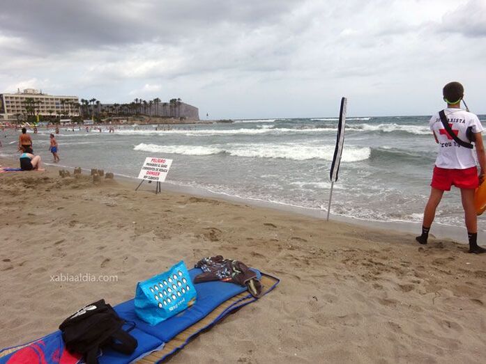 El temporal de mar obliga a izar la bandera roja en la playa del Arenal