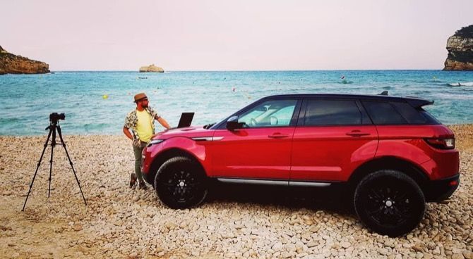 Todo por un like: Una fotografía con un todoterreno en medio de la playa del Portitxol