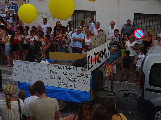 Las boyas, la posidonia y los políticos que no se ponen de acuerdo centran la crítica de las peñas de Duanes