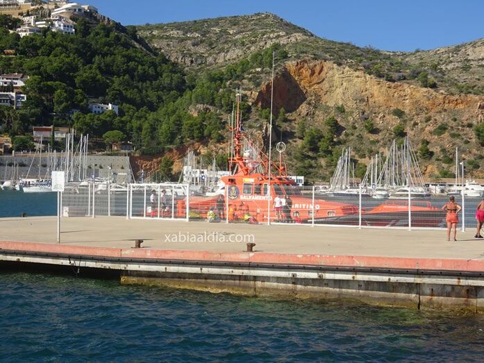 Salvamento Marítimo rescata a siete ocupantes de una patera a seis millas de Xàbia