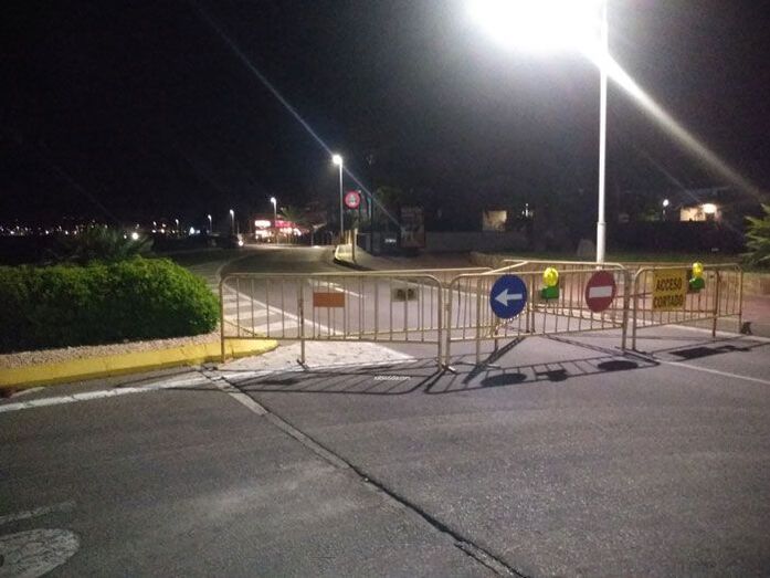 El puente de Triana estará cerrado al tráfico hasta que la alerta se rebaje