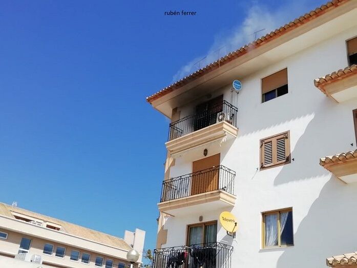 Herida de carácter leve tras incendiarse su vivienda