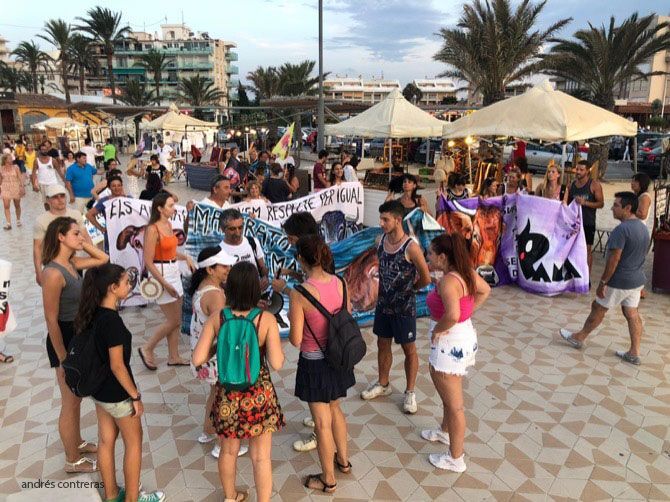Una decena de personas se manifiestan contra el maltrato animal en Xàbia