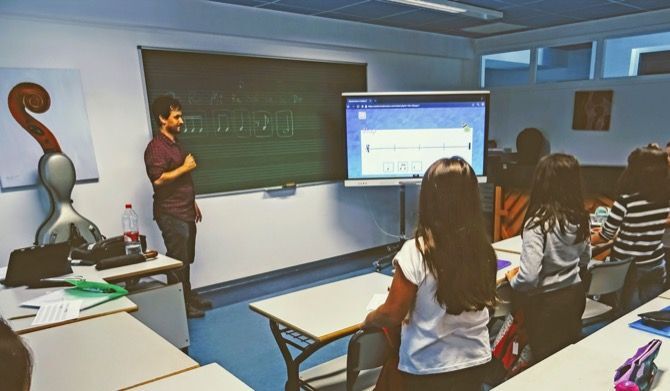 El Conservatori Professional de Xàbia incorpora un nuevo panel virtual a sus aulas