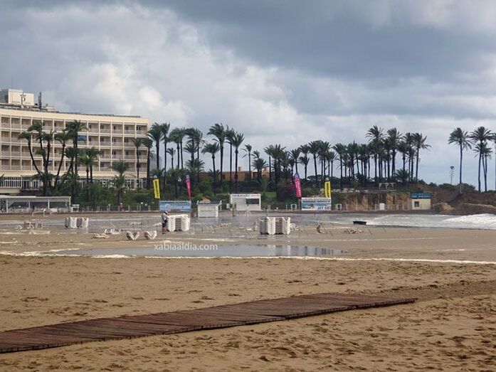 Hamacas y sombrillas rotas, algún árbol caído los efectos de la noche de temporal en Xàbia