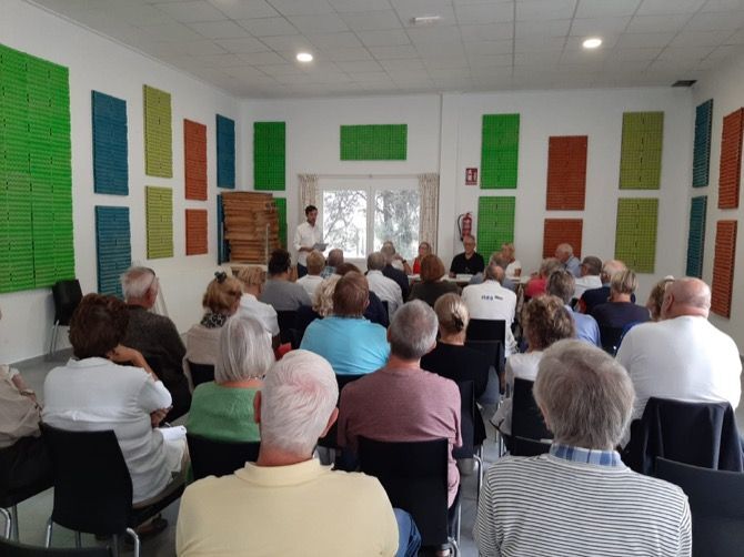 Fotonoticia: El alcalde de Benitatxell participa en la asamblea de Vecinos Cooperando