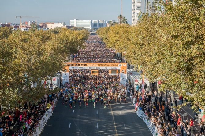 Treinta atletas de Xàbia, Benitatxell y Gata participan en la Media Maratón de Valencia