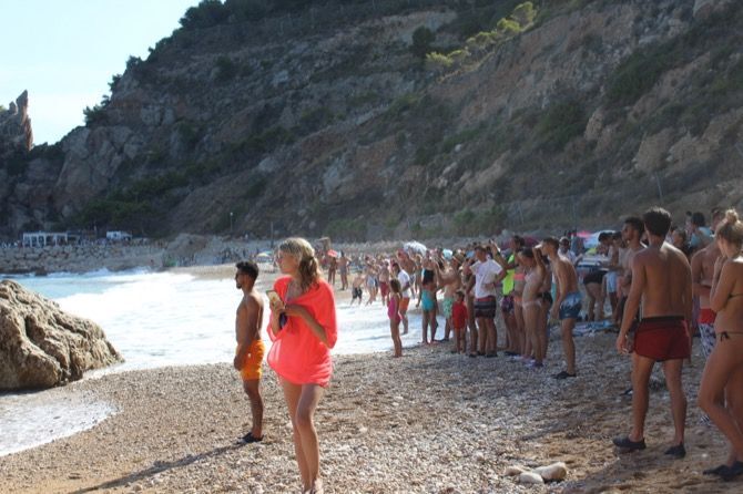 Benitatxell abordará en una comisión soluciones para la masificación de la Cala del Moraig