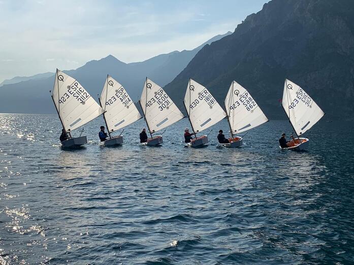 Los regatistas de Optimist A del Club Náutico de Jávea participan en un prestigioso clinic en el Lago de Garda