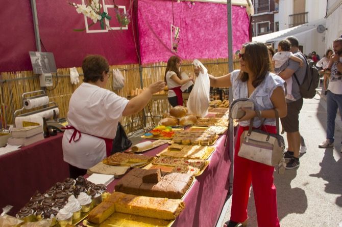 Más de 50 expositores salen a la calle en la 17 Fira Gata al Carrer