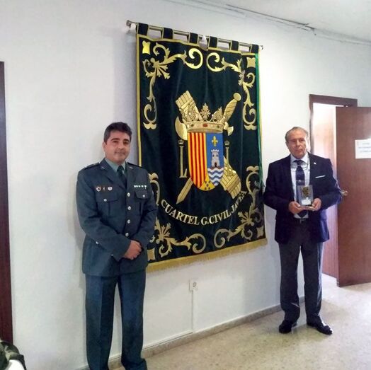 Donan a la Guardia Civil de Jávea un tapiz hecho a mano con el escudo del cuerpo