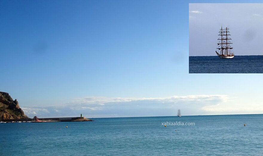 Fotonoticia: Un velero de dos grandes mástiles fondea en la bahía de Xàbia
