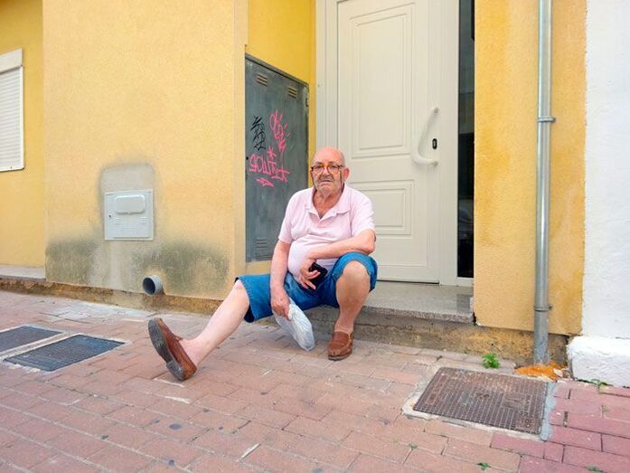Cortan la luz de las zonas comunes durante la noche en la casa del abuelo coraje de Xàbia