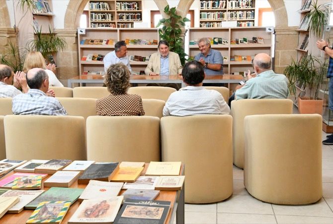El intelectual afincado en Xàbia, Eduard Mira, dona  a la biblioteca 8.000 libros de su colección personal