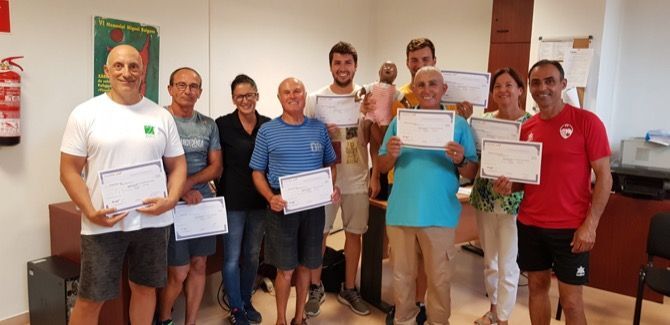El personal de Deportes se forma para poder emplear los desfibriladores en caso de emergencia