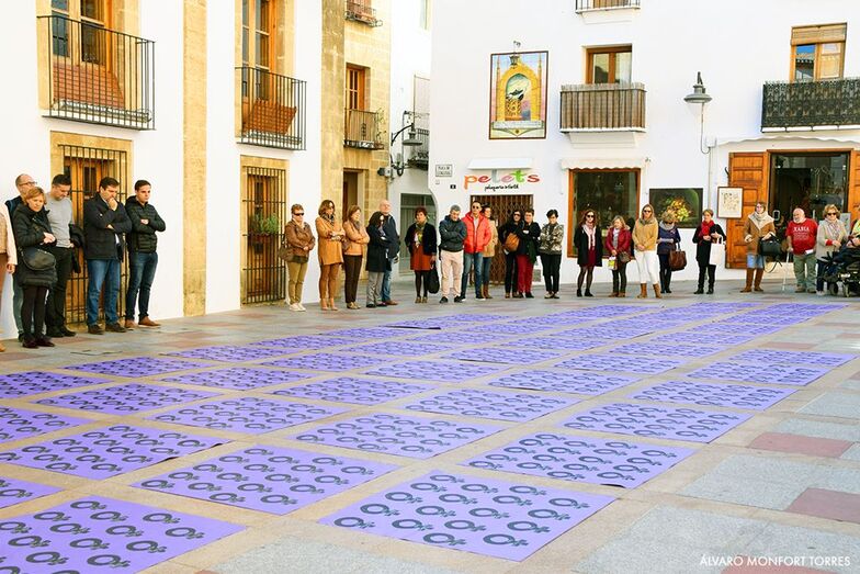 Xàbia recuerda a las más de mil mujeres víctimas de la violencia machista con motivo del 25N