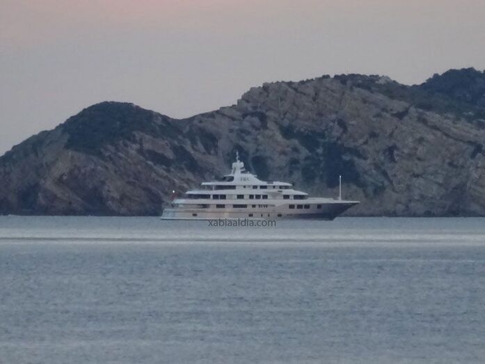 El Baton Rouge fondea en la bahía de Xàbia