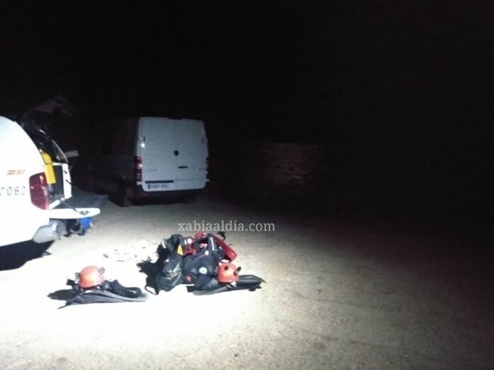 Los efectivos de emergencia tratan de rescatar a 18 personas atrapadas en la cova del Llop marí por el fuerte temporal