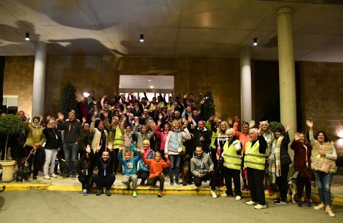 Fotonoticia: Unas 200 personas secundan la caminata solidaria bajo la luna a beneficio de Cáncer Care Jávea