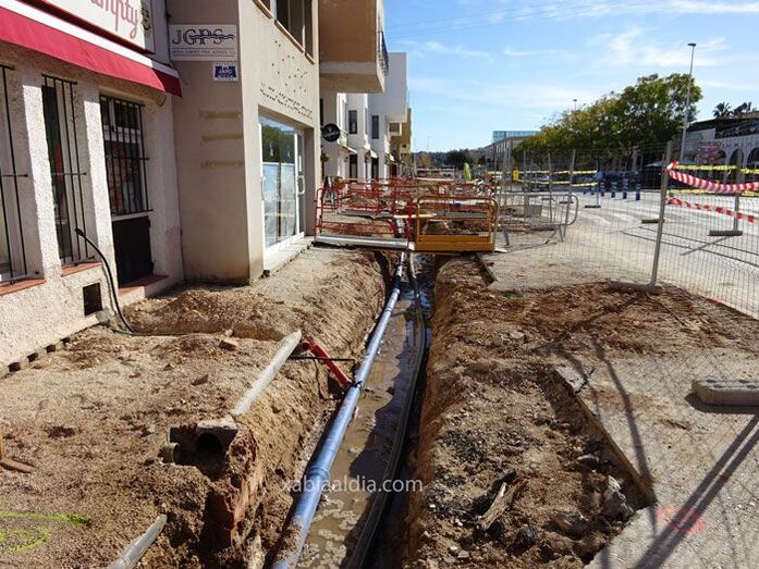 Los comercios de la avenida del Pla capean como pueden los trabajos de reforma de las aceras