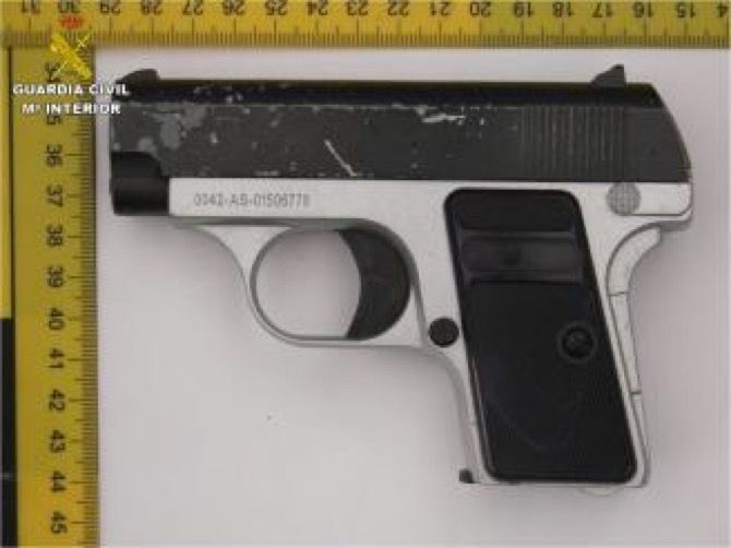 La Guardia Civil arresta a dos jóvenes que robaron en una casa de Gata de Gorgos con un arma falsa